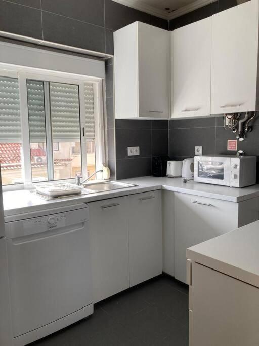 Apartamento Bem Localizado Para Familias & Amigos Apartment Lisbon Bagian luar foto