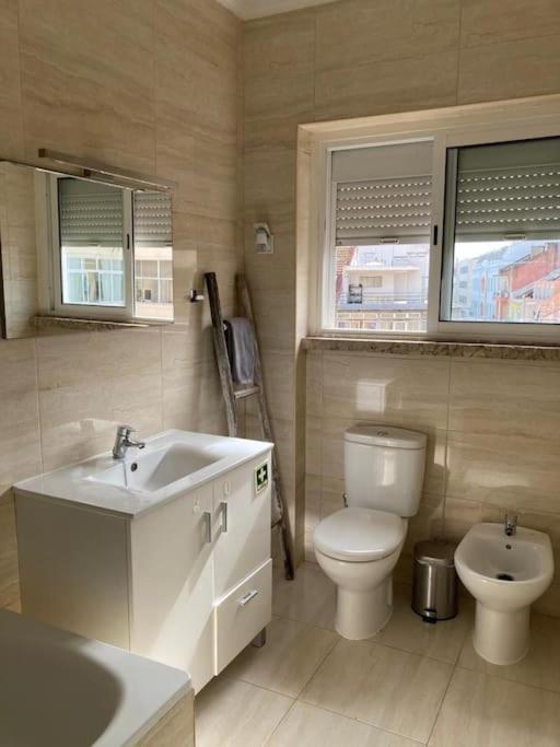 Apartamento Bem Localizado Para Familias & Amigos Apartment Lisbon Bagian luar foto