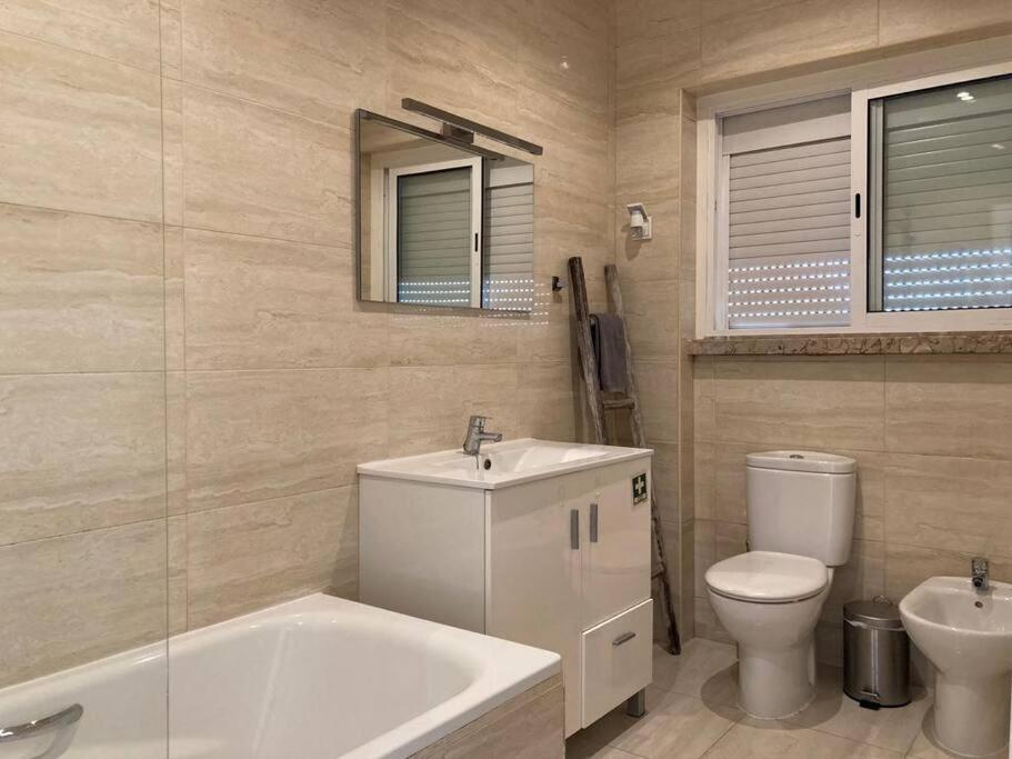 Apartamento Bem Localizado Para Familias & Amigos Apartment Lisbon Bagian luar foto